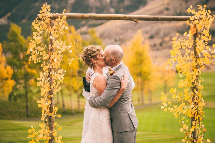 kelly kevin crested butte wedding first kiss fall club at crested butte